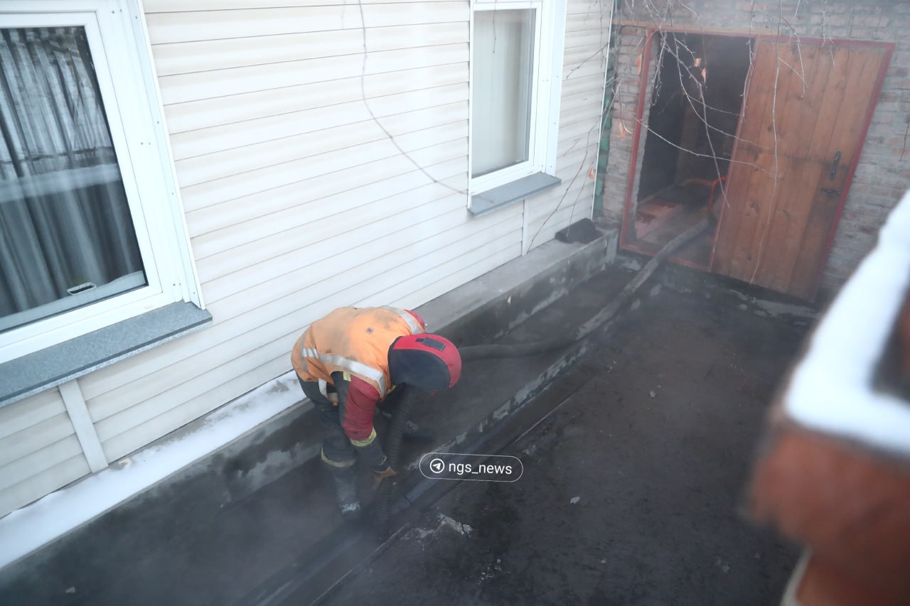 В Новосибирске из-за аварии на теплотрассе затопило частный дом