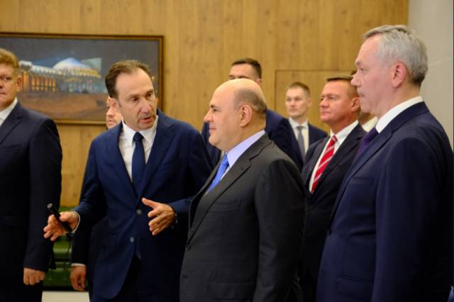 Михаил Мишустин прибыл в аэропорт Толмачево и посмотрел