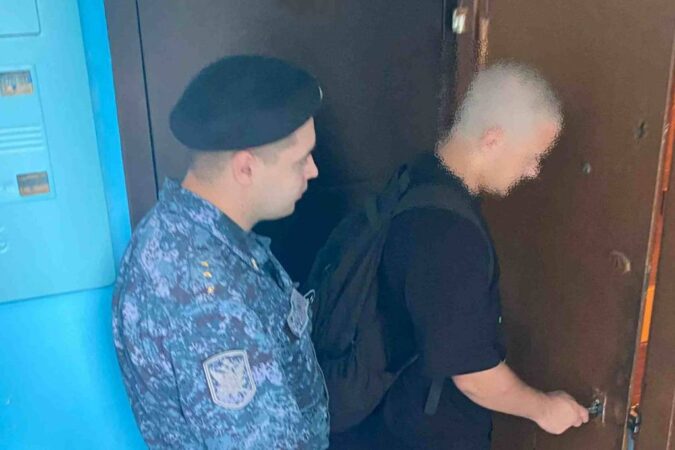 Приставы в Новосибирске помогли мужчине попасть в квартиру