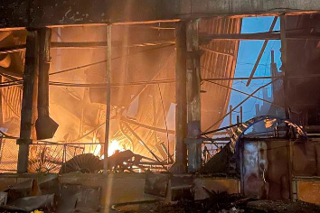 Новый пожар начался на сгоревшем складе в Новосибирске
