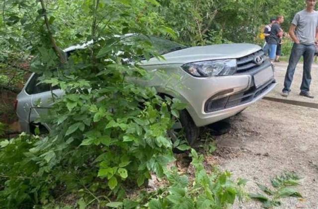 В Новосибирске автомобиль Lada Granta с матерью и ребенком повис над обрывом