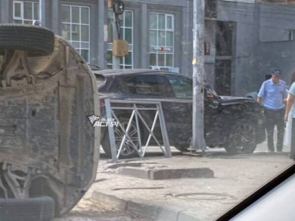 В центре Новосибирска автомобиль «Рено» перевернулся набок после столкновения с «Порше»