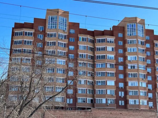 В Новосибирске в окне многоэтажки появился флаг Украины