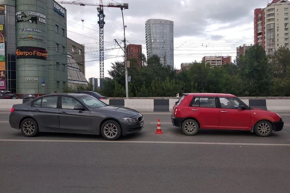 В Новосибирске 14-летний мальчик и 5-летняя девочка пострадали в ДТП на Красном проспекте