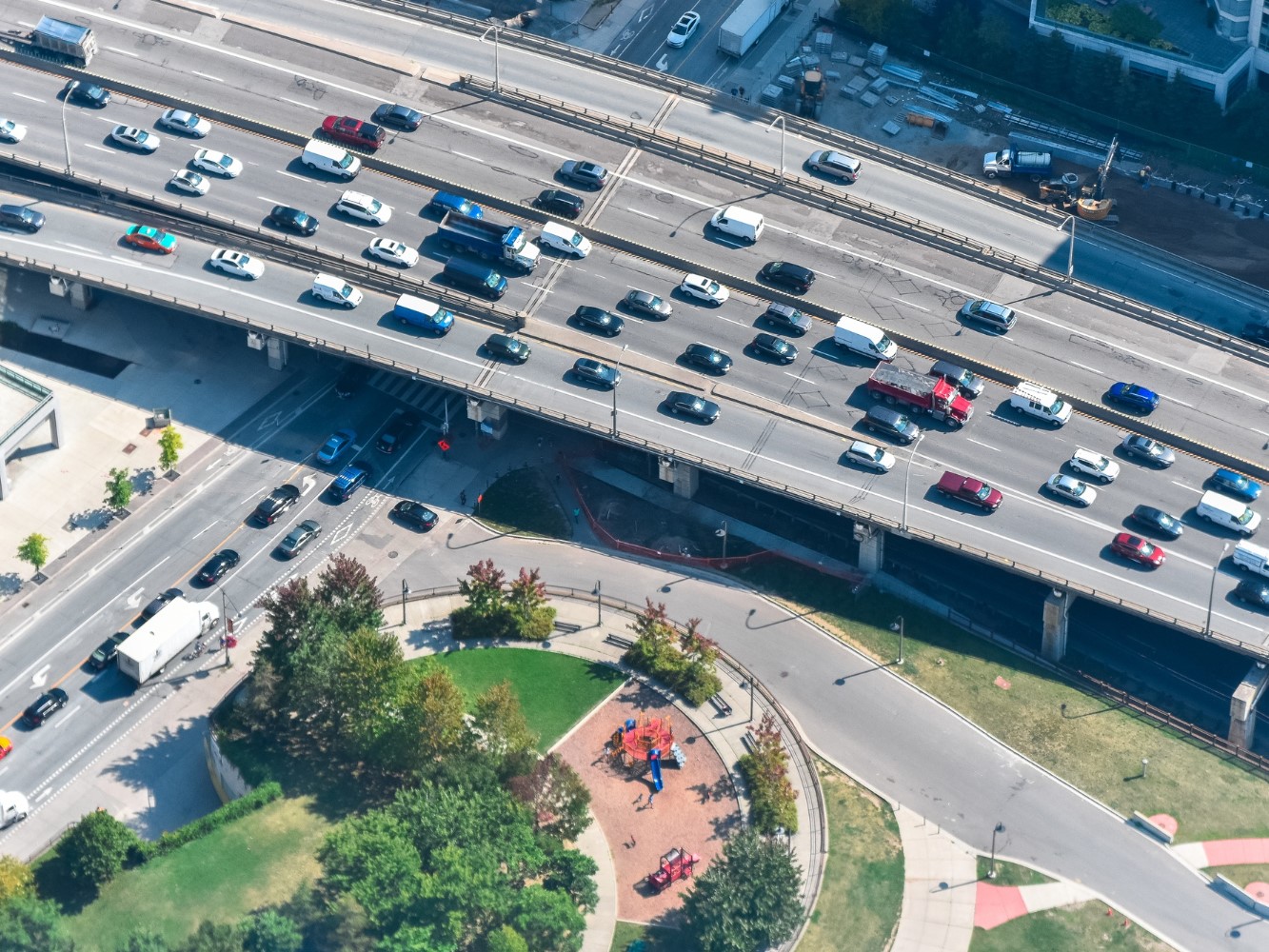 Огромные пробки образовались на въездах и выездах в Новосибирск