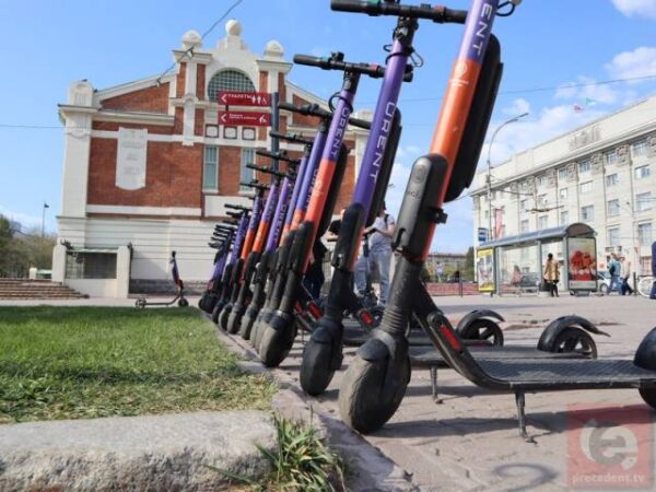 В Новосибирске суд отменил штраф глухонемой девушке за езду на электросамокате