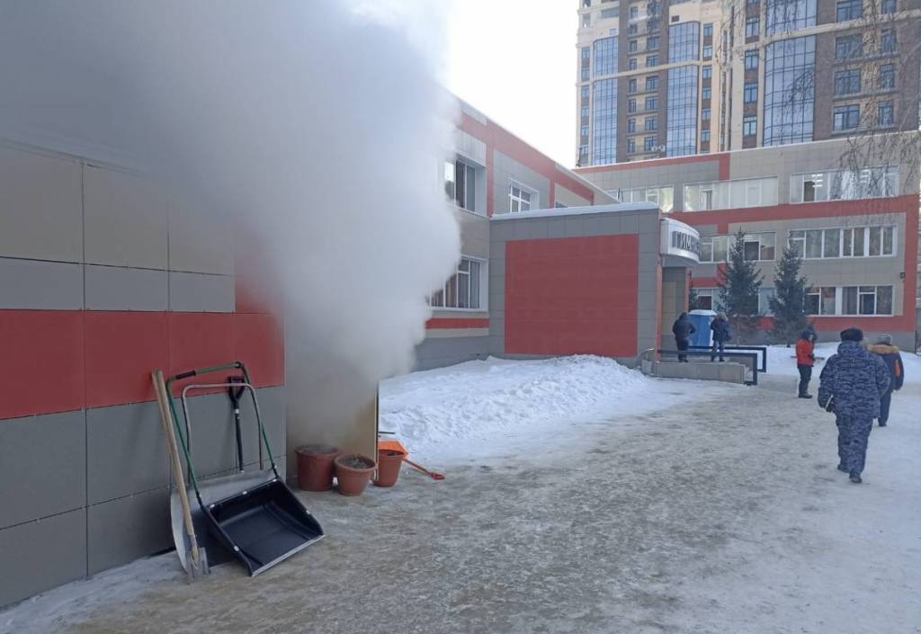 «Эвакуировали 500 школьников»: в центре Новосибирска загорелась гимназия №10