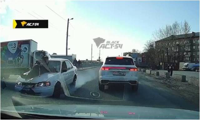 В Новосибирской области 17-летняя девушка на иномарке сбила мужчину