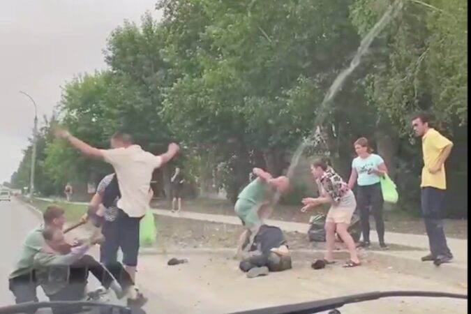 В Новосибирске устроили массовую драку посреди дороги на «Золотой Ниве»