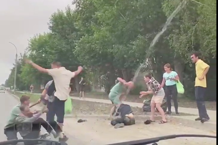 В Новосибирске устроили массовую драку посреди дороги на «Золотой Ниве»