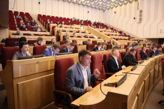 Депутаты Заксобрания Новосибирской области одобрили поправки губернатора о повышении зарплат бюджетникам
