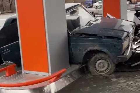 В Новосибирске разыскивают врезавшихся в бензоколонку угонщиков