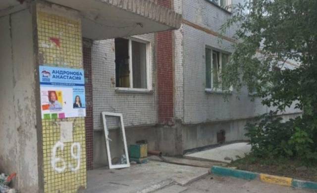 В Новосибирске грузовик протаранил окно многоквартирного дома