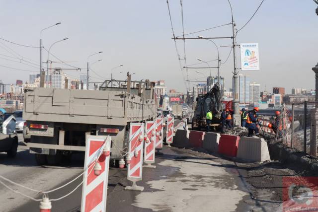 В Новосибирске на Октябрьском мосту приступили к  ремонту тротуара