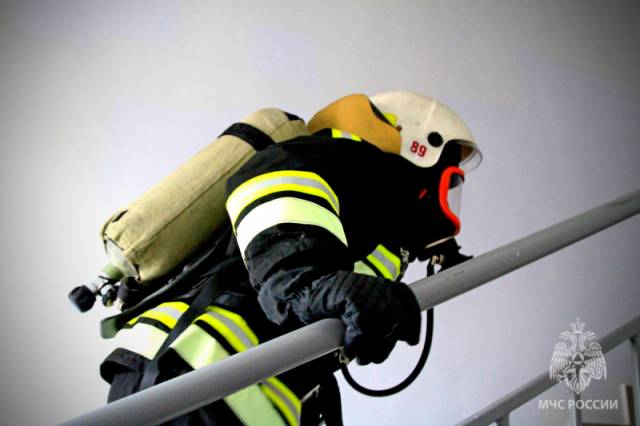 В Новосибирской области пожарный из Омской области спас детей на пожаре