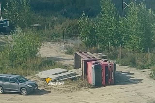 Самосвал с бетонными плитами опрокинулся в Новосибирске