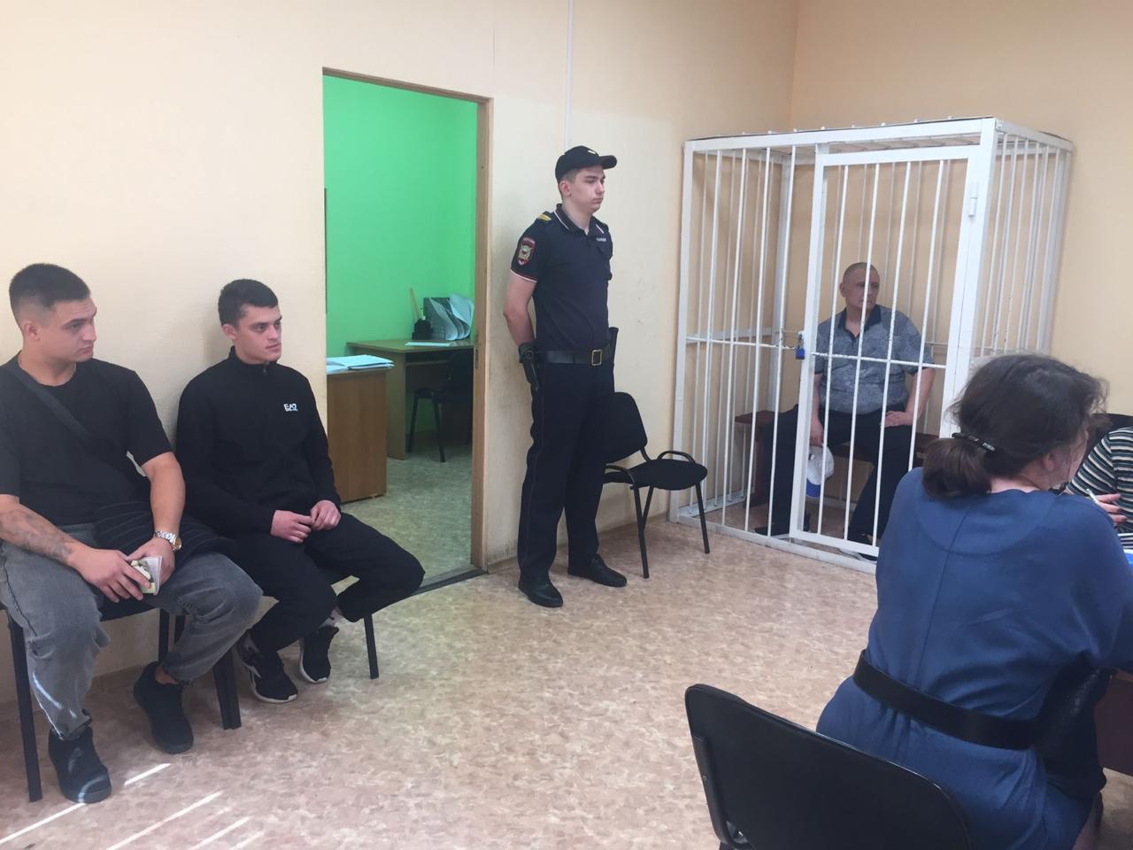 Банду рэкетиров начали судить в Новосибирске за разгром букмекерских офисов "СпортБет"