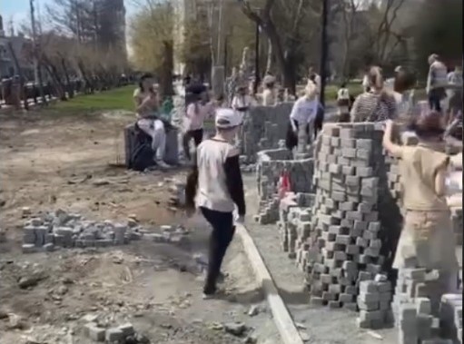 Дети выстроили крепость из валявшейся без дела тротуарной плитки