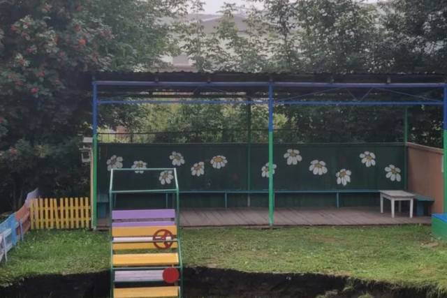 В Бердске на площадке детсада провалилась земля