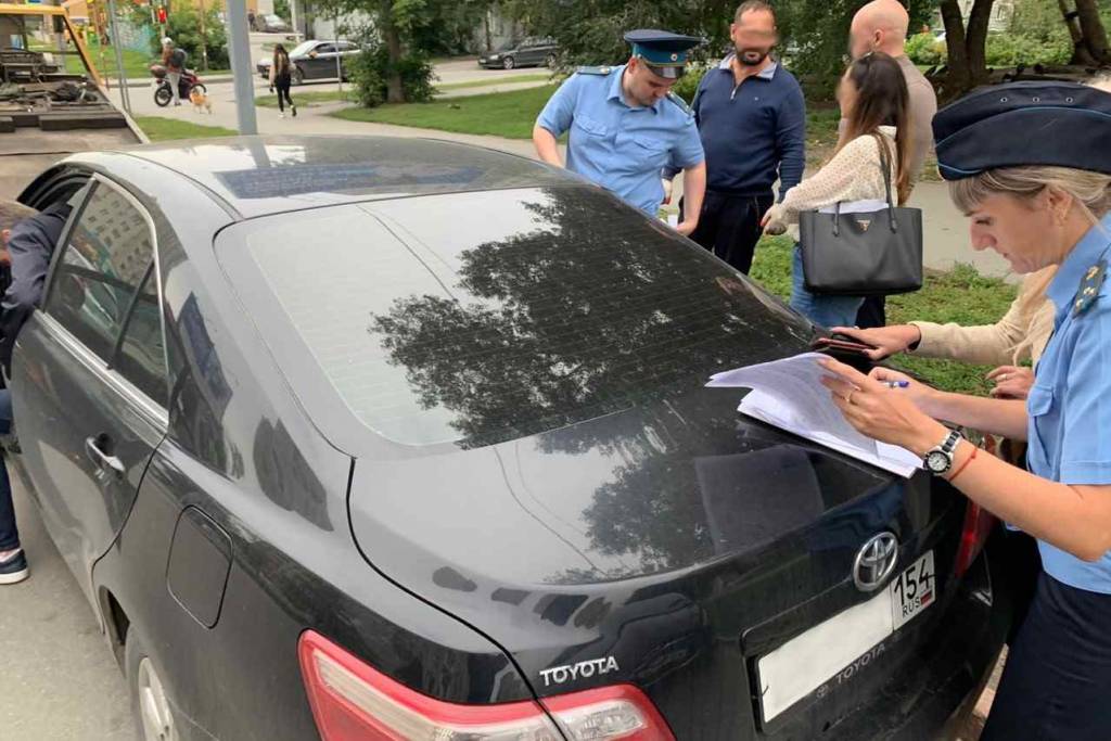 Новосибирские приставы за долги по алиментам забрали у мужчины «Toyota Camry»