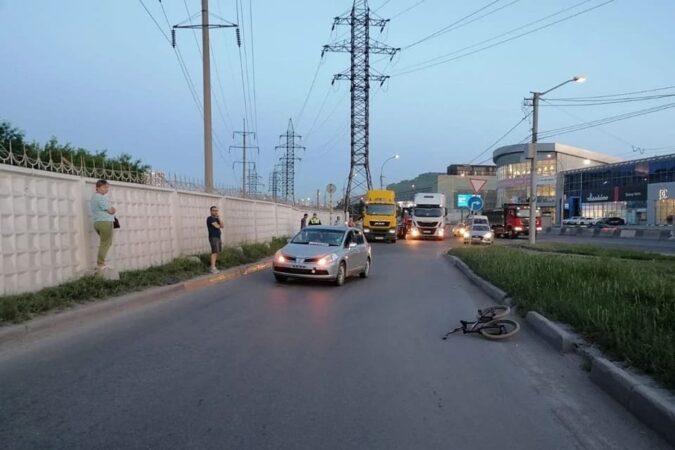 В Новосибирске иномарка сбила 13-летнего мальчика на велосипеде