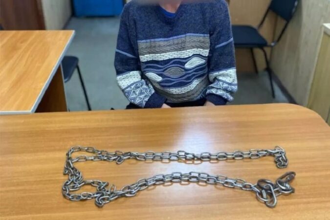 Под Новосибирском мужчина держал друга в погребе на цепи
