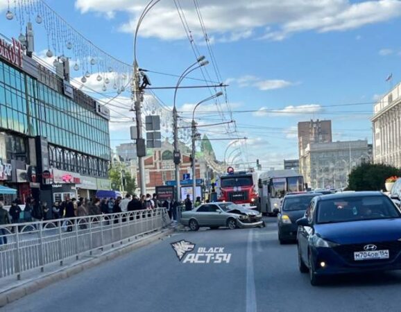 На Красном проспекте мужчина на «тойоте» снес ограждение и попал в реанимацию