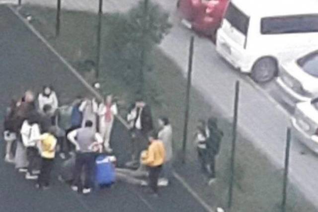 В Новосибирске ребенок сломал руку на детской площадке и потерял сознание