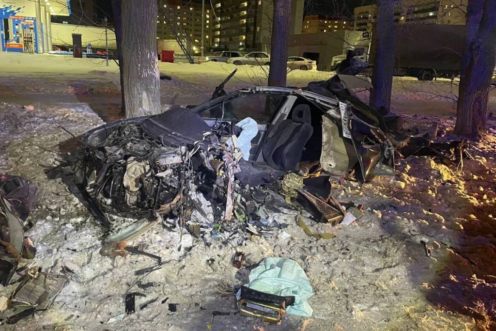 Молодой новосибирец с девушкой разбились о световую опору