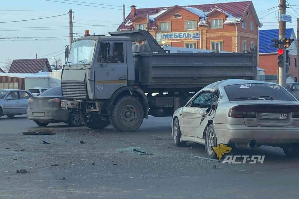 В Новосибирске большегруз смял иномарку на улице Троллейной