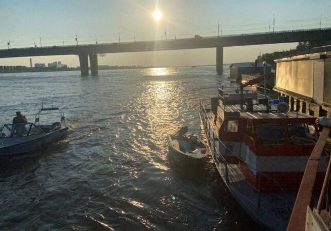 В Новосибирске из-за столкновения баржи и маломерного судна погибла женщина