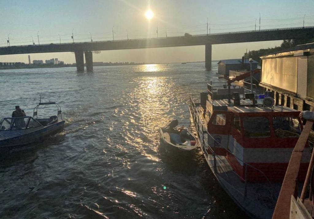 В Новосибирске из-за столкновения баржи и маломерного судна погибла женщина