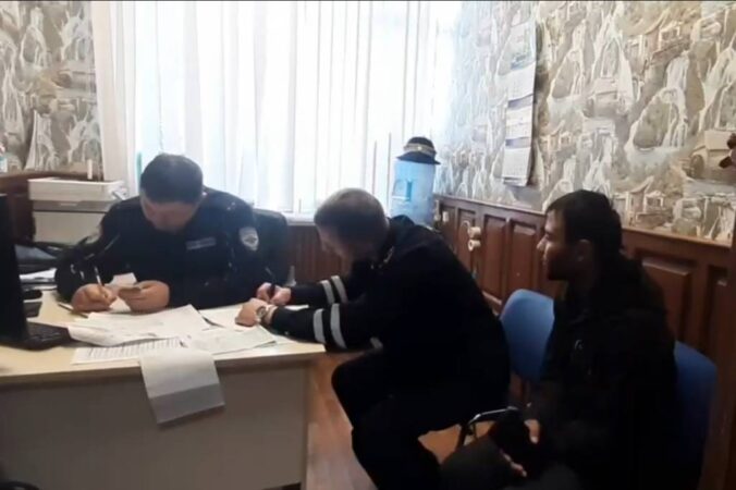 В Новосибирске водитель автобуса вез пассажиров по встречке