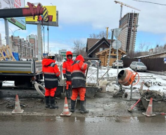 В Новосибирске прокуратура потребовала ликвидировать провал асфальта на дороге