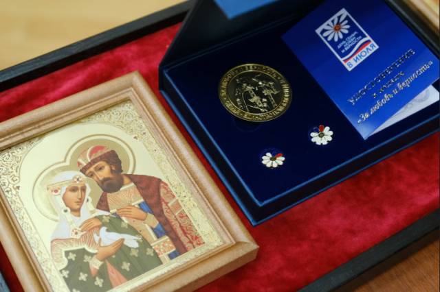 Андрей Травников наградил супружеские пары из Новосибирской области медалями «За любовь и верность»