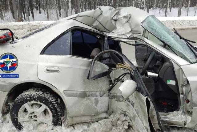 В Новосибирске спасатели вытащили женщину из смятого в аварии автомобиля