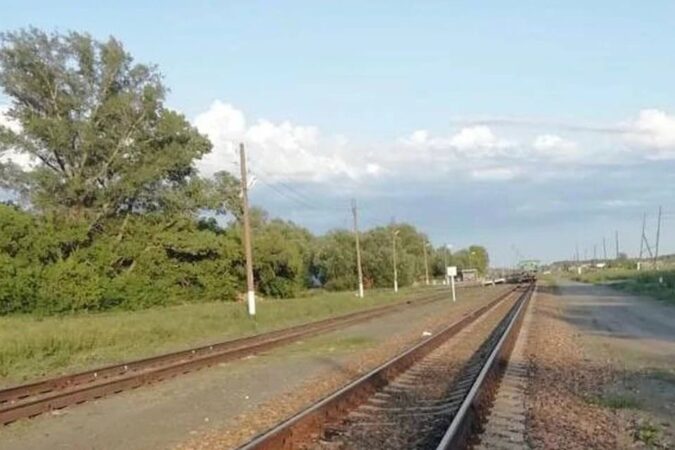 16-летняя девочка попала под поезд и получила травмы в Новосибирской области