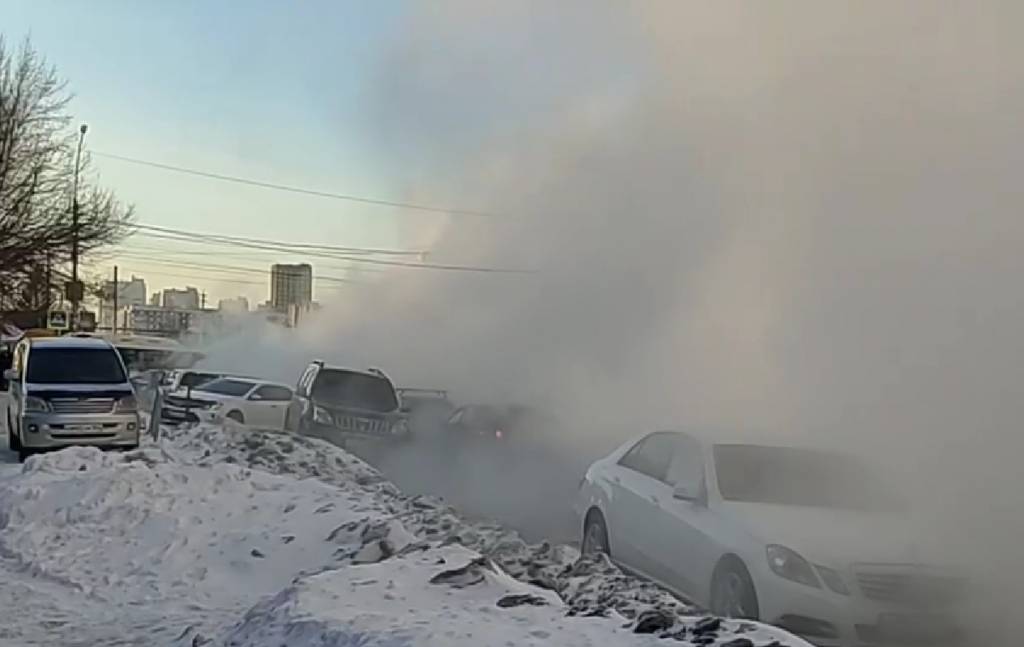 Два человека поступили в ожоговый центр после аварии на теплотрассе в Новосибирске