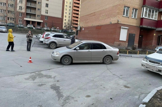 В Новосибирске иномарка сбила 7-летнюю девочку на самокате во дворе дома