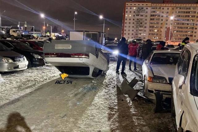 В Новосибирске «Toyota» опрокинулась на крышу после столкновения с двумя машинами