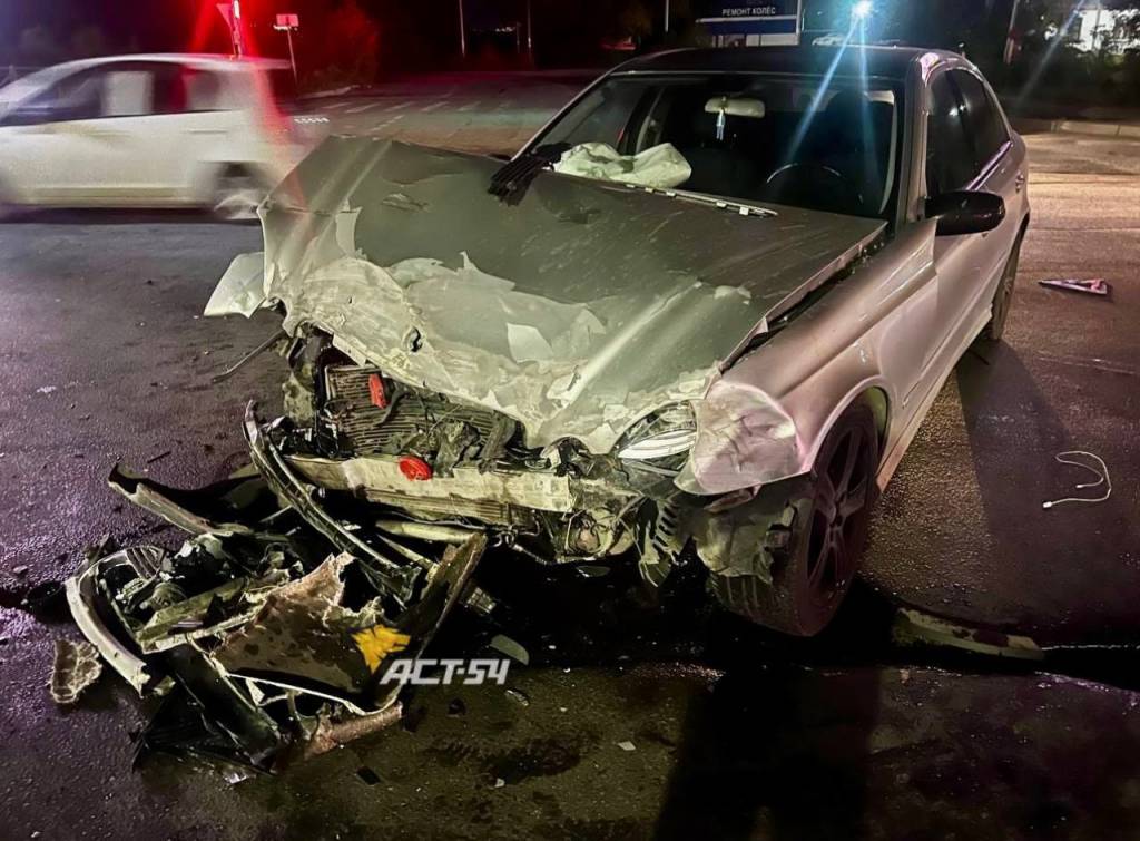 Mercedes перевернулся в жестком ДТП на Мочищенском шоссе Новосибирска