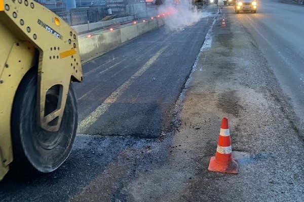 В Новосибирске начали проводить ямочный ремонт на Октябрьском мосту
