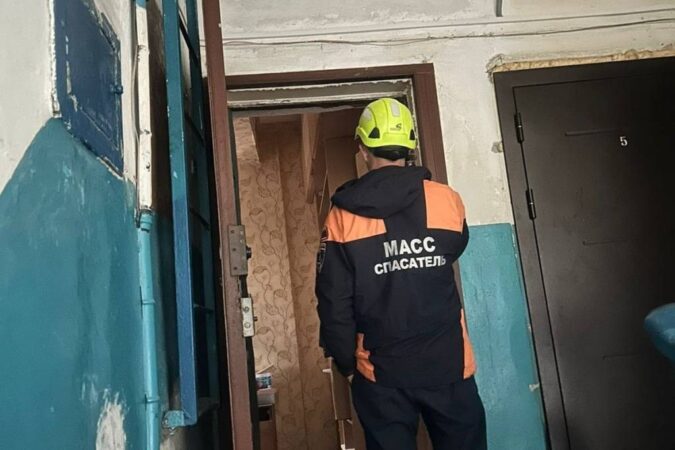 В Новосибирске в запертой квартире обнаружили мёртвую женщину