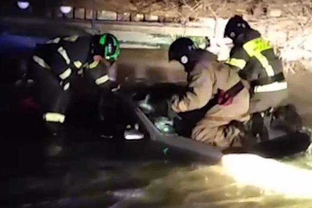 В Новосибирске автомобиль с женщиной-курьером провалился под лёд