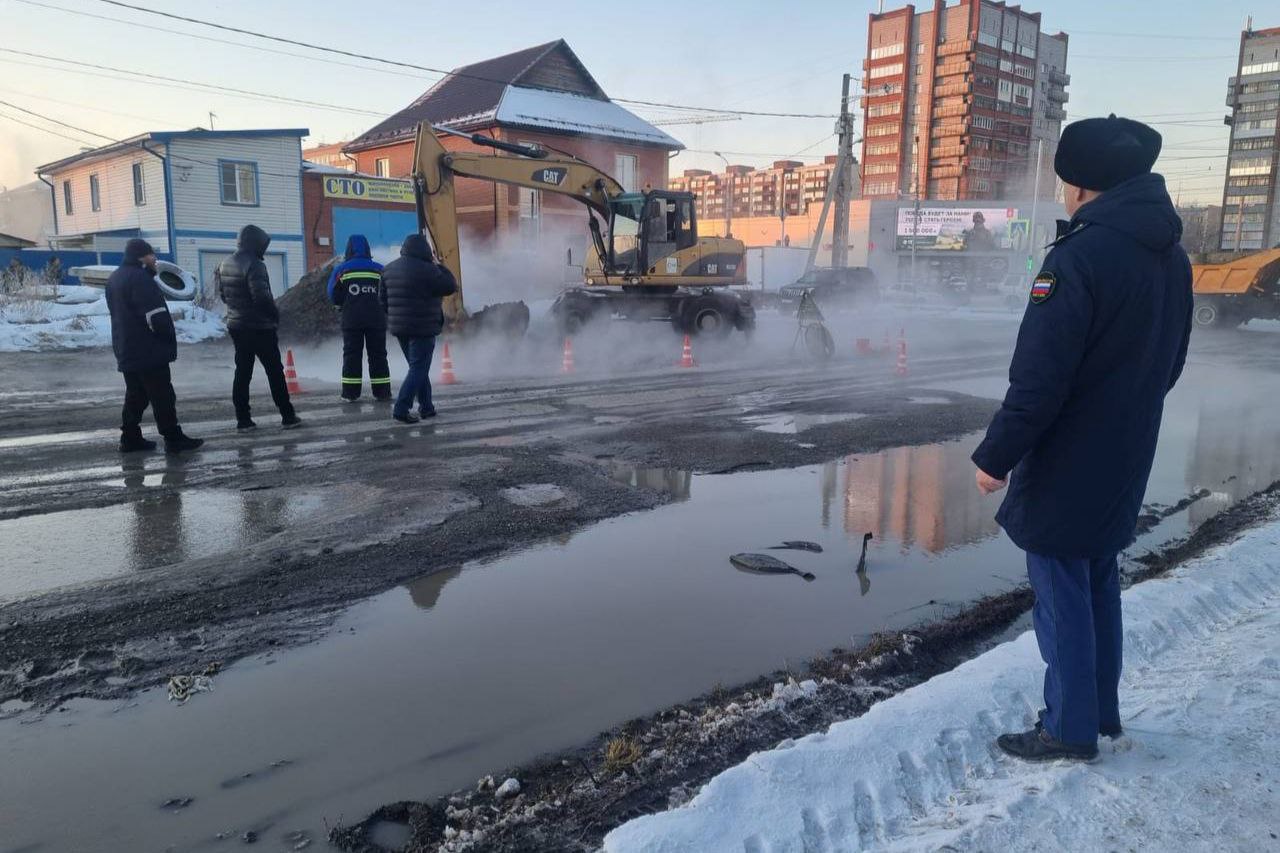 Улицу Титова в Новосибирске затопило кипятком