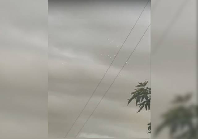 В Новосибирске горожан напугали неопознанные светящиеся объекты в небе