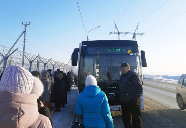 В Новосибирске на дамбе ГЭС загорелся автобус