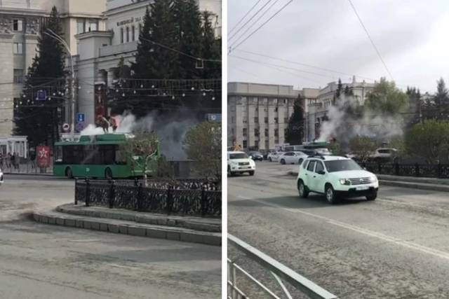 В Новосибирске загорелся троллейбус на площади Ленина