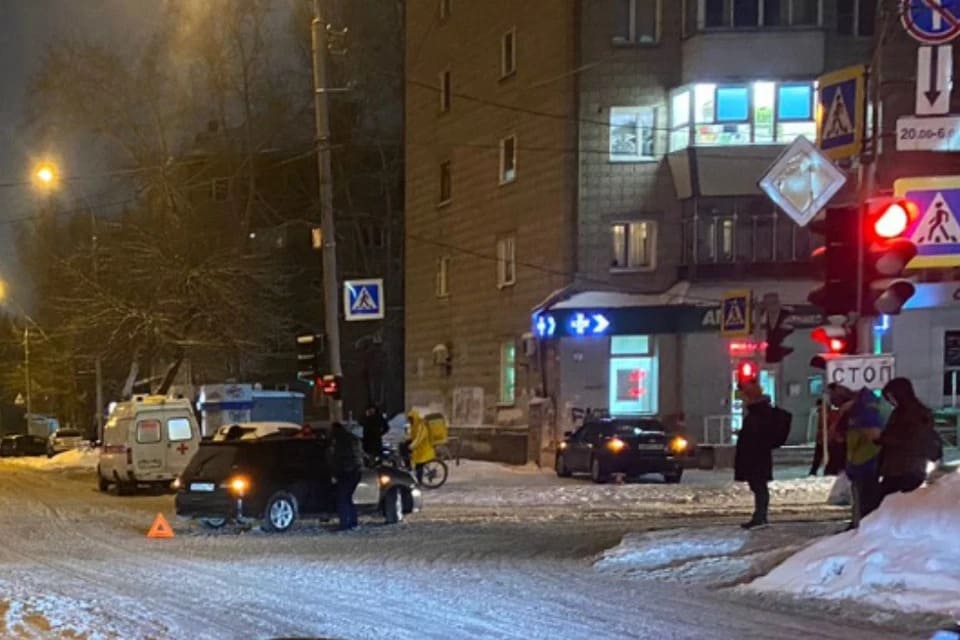 В Новосибирске «Toyota» сбила 64-летнюю пенсионерку на тротуаре