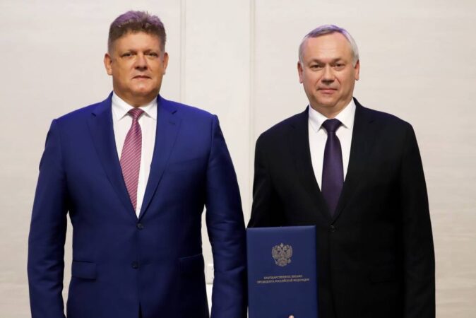 Полпред Серышев вручил Андрею Травникову благодарственное письмо от президента России